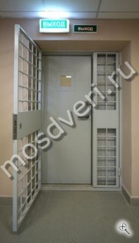 Серая полуторостворчатая дверь в комнату хранения оружия КХО-18 - купить от производителя Мосдвери Серая полуторостворчатая дверь в комнату хранения оружия КХО-18